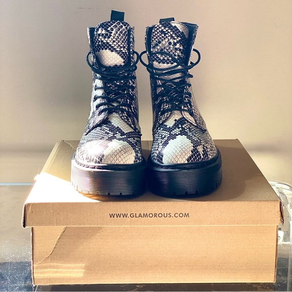 Snake print vegan leather platform boots by GLAMOROUS- Size 7.5US - Picture 3 of 6